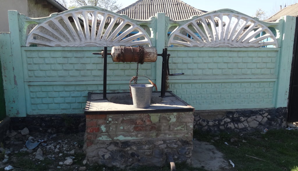 One of the many public wells in Rosu