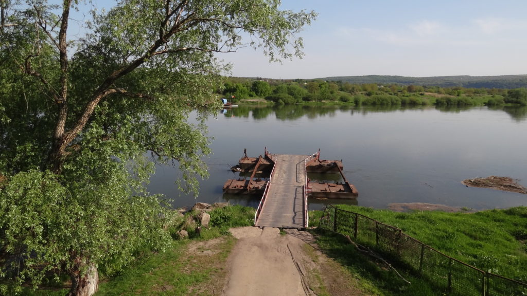 Border crossing, Moldova on this side, Ukraine on the other side of the river